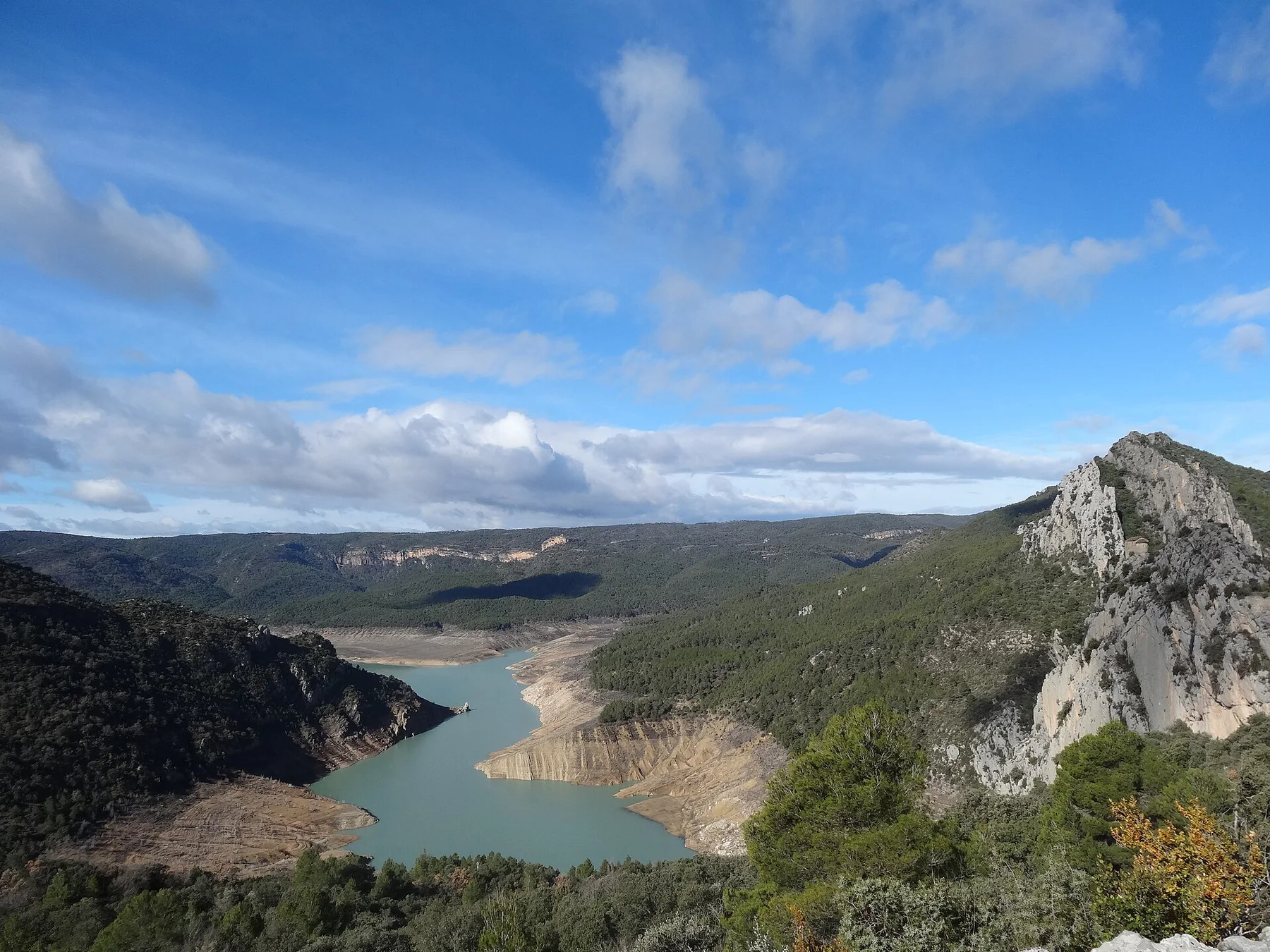 Pantà de Canelles i Mare de Déu de la Pertusa, Corçà (març 2013) - panoramio