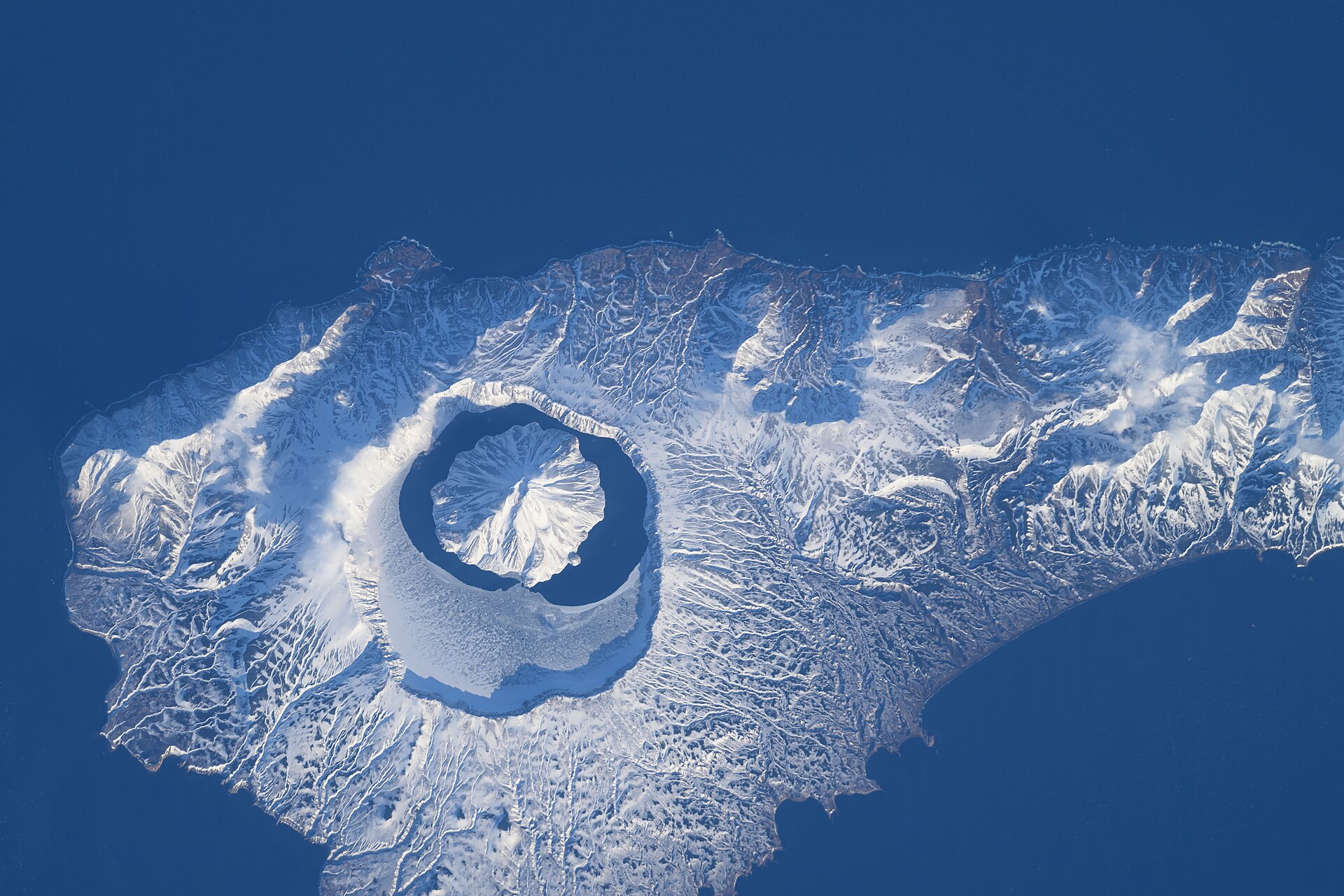 Onekotan, an uninhabited volcanic island (iss071e046421)