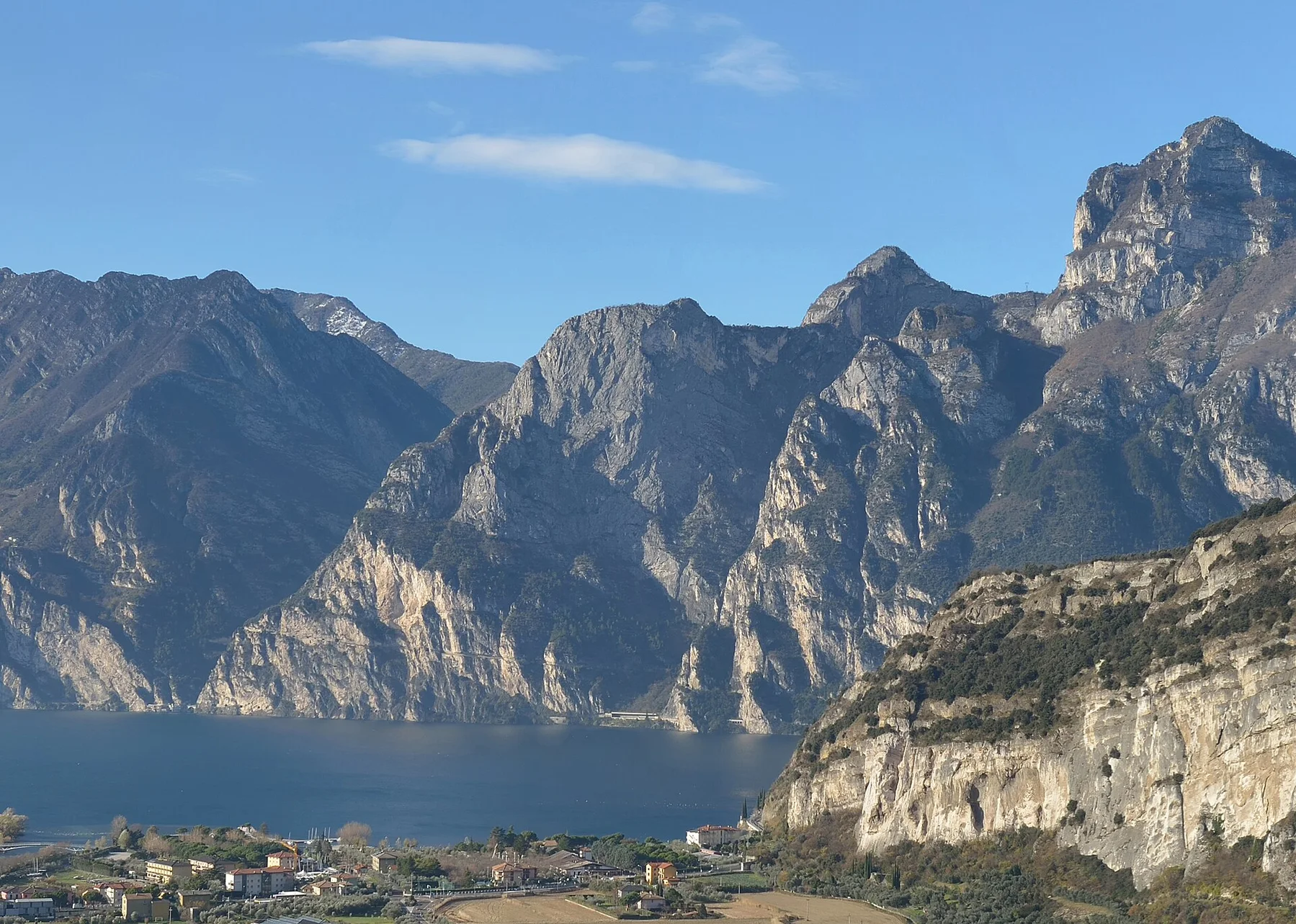 Cima Capi, Cima Rocca, Val Sperone, Sentiero del Ponale - Ponalestrasse, Cima al Bal, Monti di Riva - Lago di Garda Torbole Fiume Sarca (cropped)