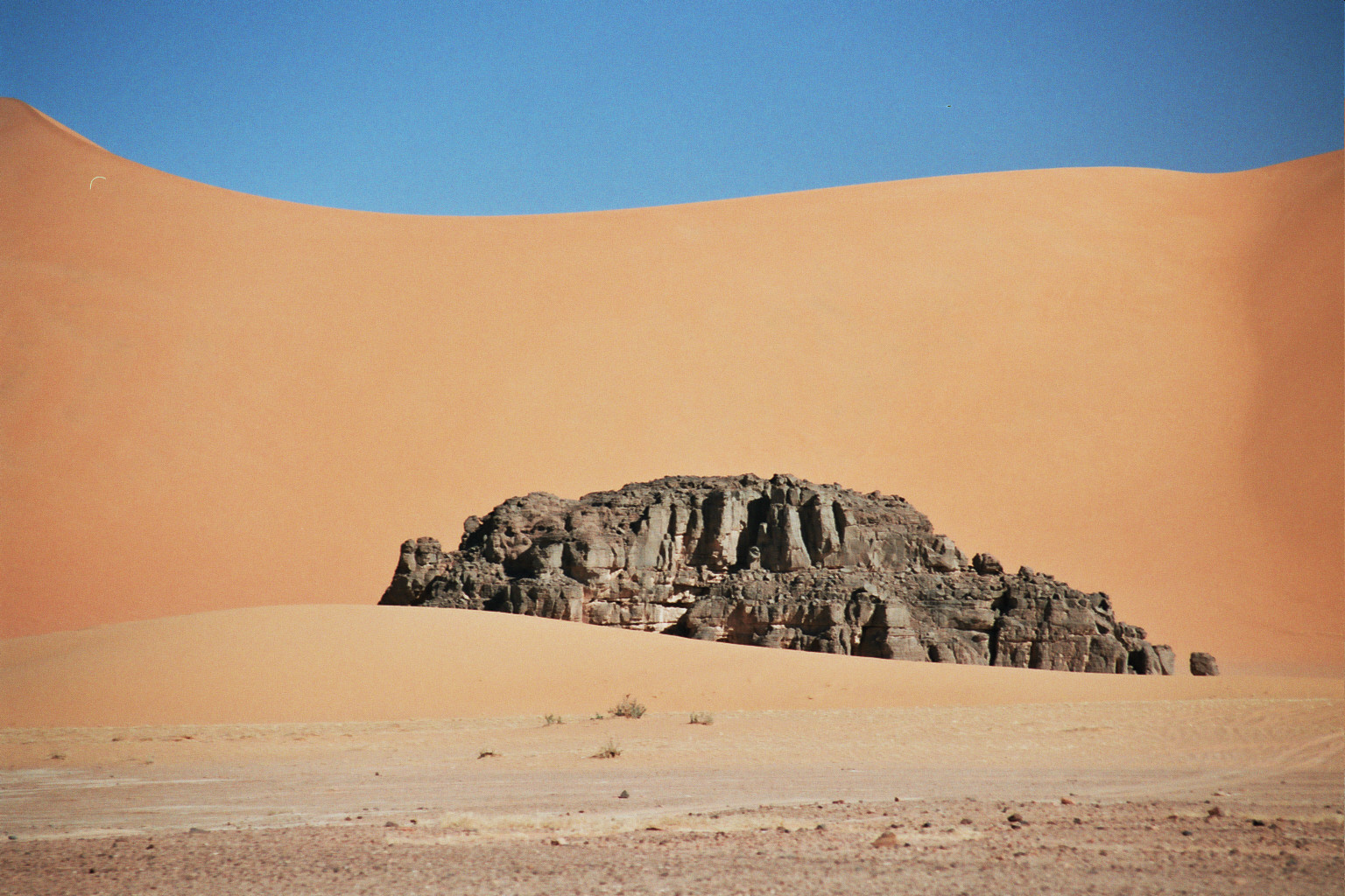 TADRART - Rock formation and dunes at Moul n'Aga in Tadrart Rouge, Algeria, 2005