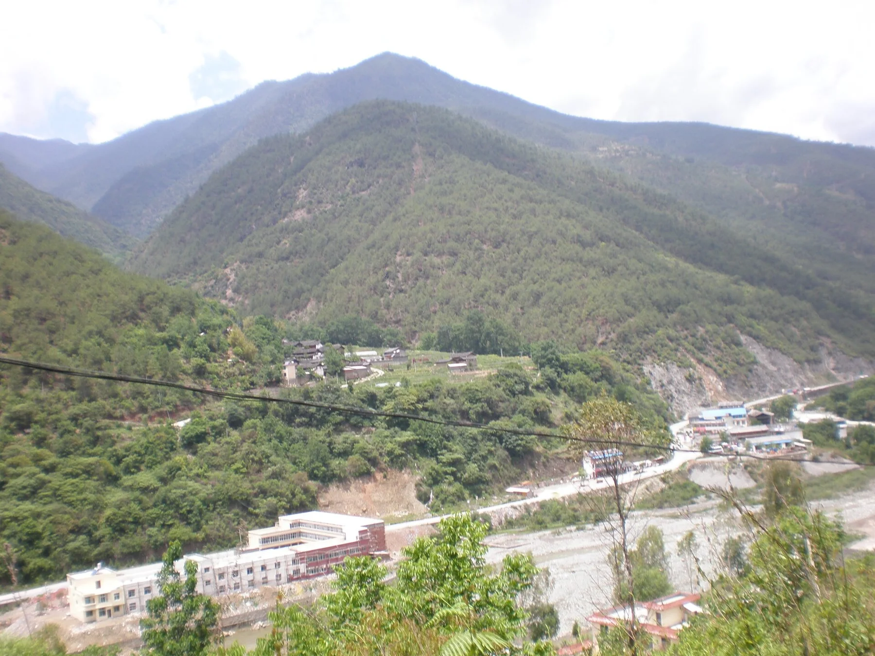 Countryside along Tiger Leaping Gorge trail 1